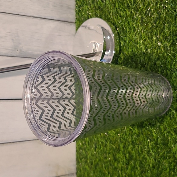 Giveaway-SILVERTONE ZIG ZAG Tumbler and lid Acrylic silvertone lid w metal straw - Picture 8 of 8